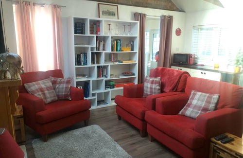 Hull Cottage | House - Sleeps 2, pet Friendly & Free Parking