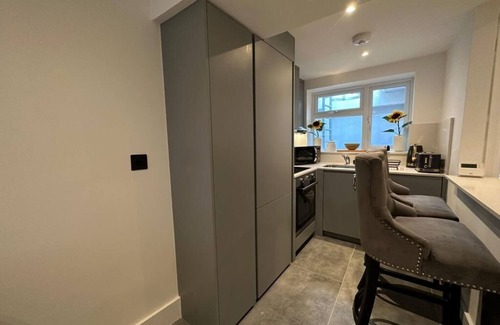 Brondesbury House | House - Sleeps 4 & Free Parking