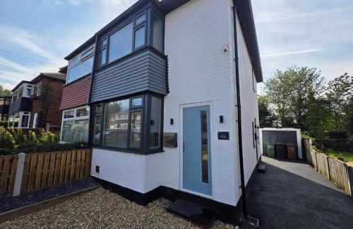 Beeston House | House - Sleeps 4 - Parking - Garden - City Centre