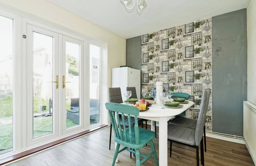 Broad Oak House | House - Sleeps 6 - Garden - Parking