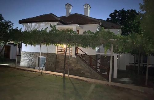 Prilep House | House Sleeps 6-garden-freeparking-bbq-patio-petsok