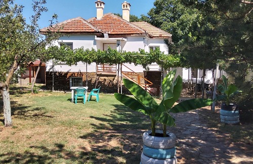 Prilep House | House Sleeps 6-garden-freeparking-bbq-patio-petsok