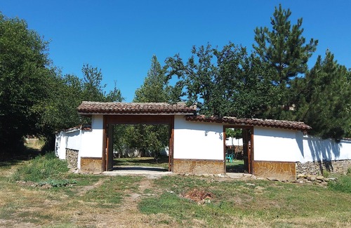 Prilep House | House Sleeps 6-garden-freeparking-bbq-patio-petsok