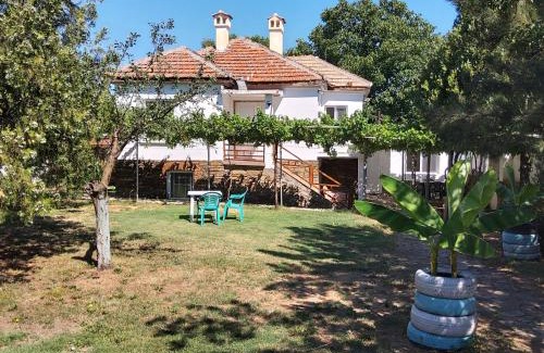 Prilep House | House Sleeps 6-Garden-FreeParking-Bbq-Patio