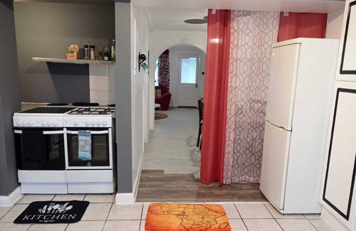 Chadwell House | House - Sleeps 8 - Garden - Parking