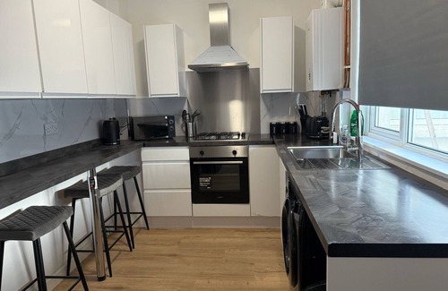 Bridgend House | House - Sleeps 8 - Parking - WiFi
