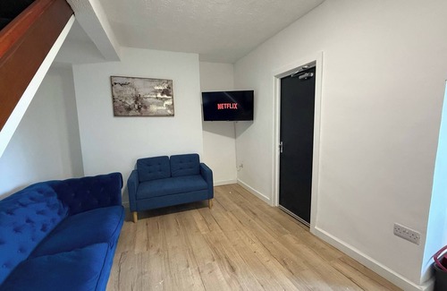 Bridgend House | House - Sleeps 8 - Parking - WiFi