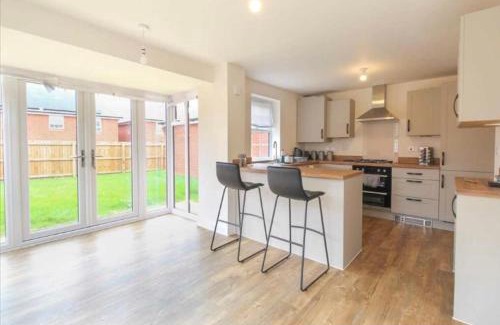 Kettering House | House-Sleeps 8-Parking-Garden