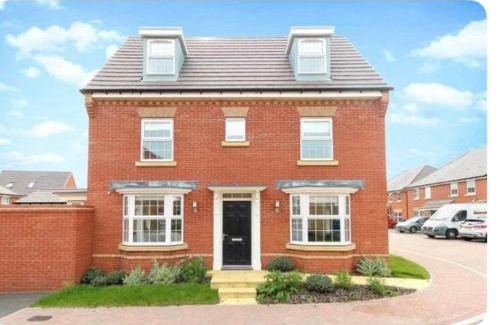 Kettering House | House-Sleeps 8-Parking-Garden