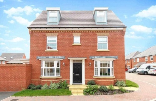 Burton Latimer House | House-sleeps 8-parking-garden