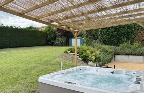 Aubiere Apartment | House sleeps 8 with Jacuzzi/Pétanque court