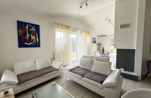 Aubiere Apartment | House sleeps 8 with Jacuzzi/Pétanque court
