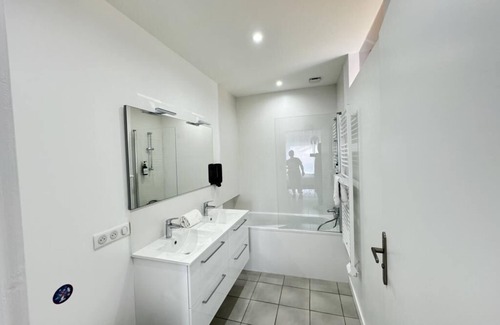 Aubiere Apartment | House sleeps 8 with Jacuzzi/Pétanque court