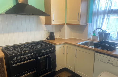Sittingbourne House | House - Sleeps 9 - Garden - Pet friendly - Parking