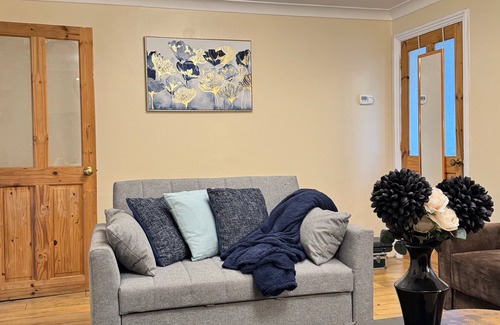 Sittingbourne House | House - Sleeps 9 - Garden - Pet friendly - Parking