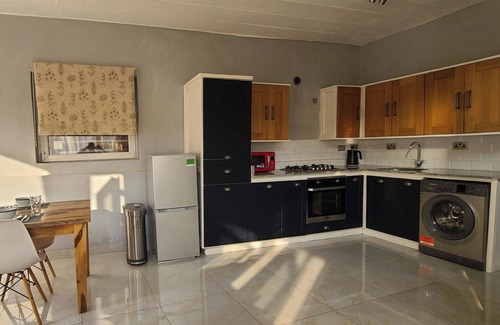 Freetown House | House Sleeps6-bbq-balcony-scenicmountainview