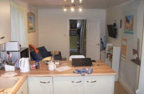 Southfields House | House, SW London. 4 Beds. 2 Toilets. 12 Mins Tube. 2 Mins Buses