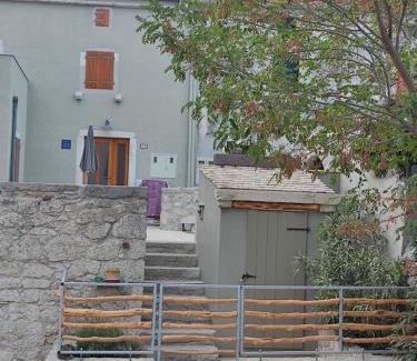 Ustrine Apartment | House Tuna