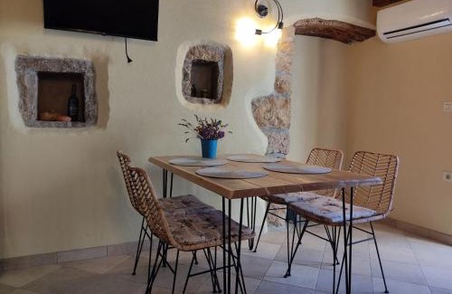 Ustrine Apartment | House Tuna