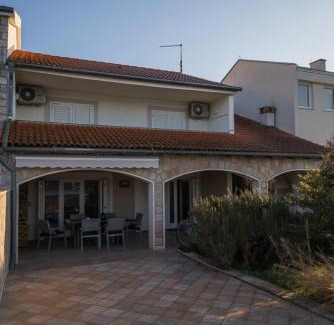 Loviste House | House Victoria