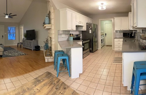Johnson City House | House w/1 acre, Spa & Outdoor Living