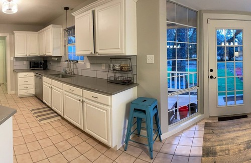 Johnson City House | House w/1 acre, Spa & Outdoor Living