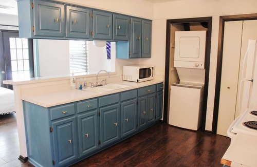 Mahncke Park House | House w/Private Heated Pool; walk to zoo & museums close to downtown
