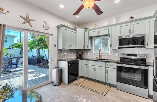 Indian Rocks Beach House | 🏠House☀Walk To Beach🐬Indian Rocks Retreat🌴Backyard Space for Entertaining