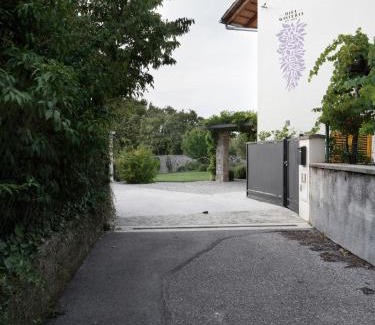 Miren-Kostanjevica Apartment | House Wisteria