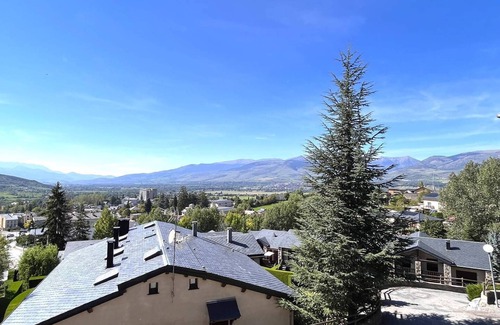 Osseja Apartment | House with 2 terraces, garden and collective swimming pool with open views of the mountains