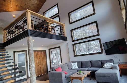 Saint-Hippolyte Ski Chalet | House with 4 bedrooms and 2 bathrooms