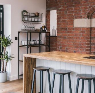 Shawbury House | House with a cinema and games room, sleeps 17