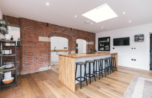 Shawbury House | House with a cinema and games room, sleeps 17