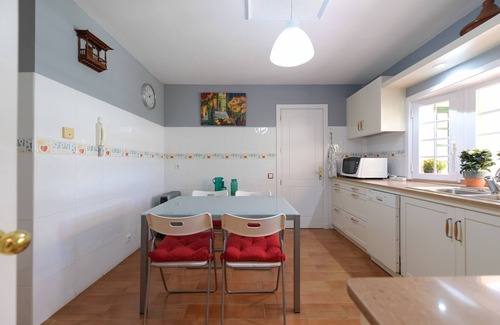 Las Brisas Ski Chalet | House with cozy garden BBQ and free parking