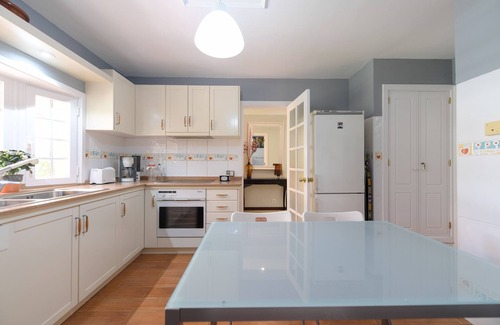 Las Brisas Ski Chalet | House with cozy garden BBQ and free parking