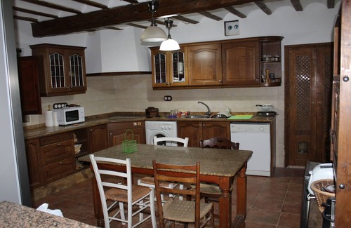 Horcajo de Santiago House | House with pool in the countryside, ideal for groups of family or friends, isolated.