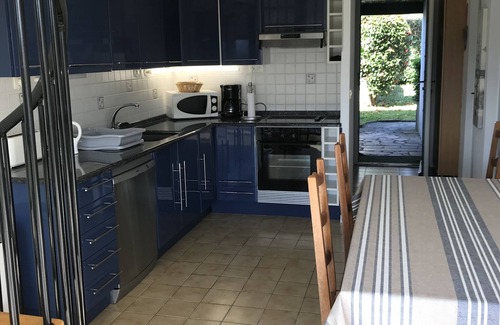 Kokotia House | House with FREE WiFi, pool, garden, beach 200 meters away, tennis courts.