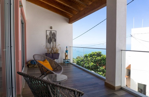 Salema House | House with garden, 3 minute walk to the Beach