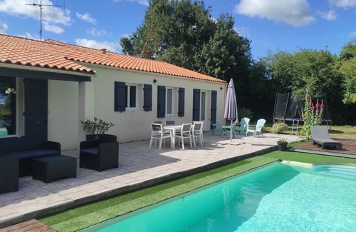 La Vallee House | House with large garden in the countryside
