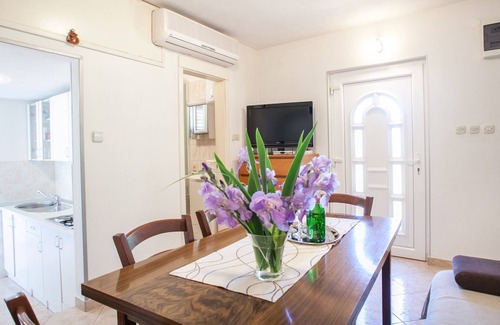 Zrnovnica House | House with large garden, right next to the river