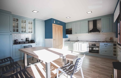 Zarzalejo House | House with living-dining room with fireplace, fully equipped kitchen, bathroom for disabled people.