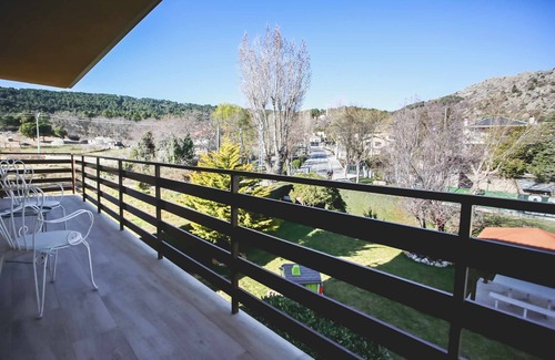 Zarzalejo House | House with living-dining room with fireplace, fully equipped kitchen, bathroom for disabled people.