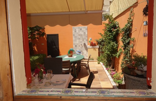 El Molinar House | House with patio garden near the sea
