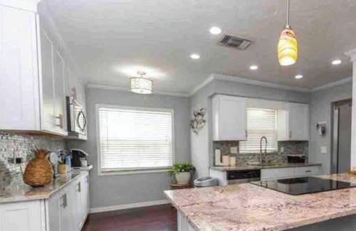 Clearwater House | House with pool 5.4 miles to Honeymoon Island.