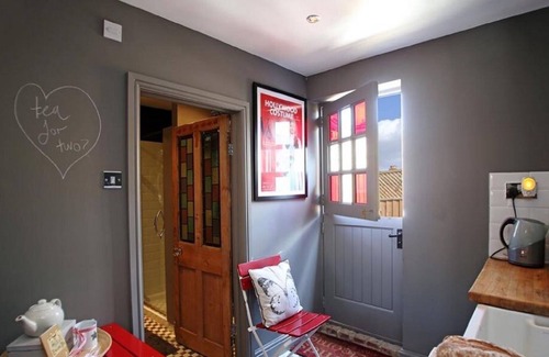 Cheltenham House | HOUSE WITH PRIVATE GARDEN AND PETS ALLOWED . Monthly bookings at £2500 pcm