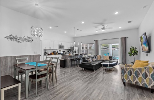 Southside House | House with Screened Heated Pool year-round with 10 minutes to the Beaches!
