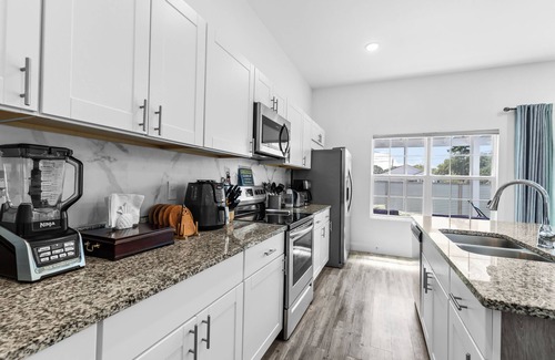 Southside House | House with Screened Heated Pool year-round with 10 minutes to the Beaches!