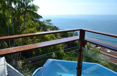Toninhas House | House with stunning sea views, gated community with total security.