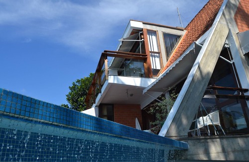 Toninhas House | House with stunning sea views, gated community with total security.