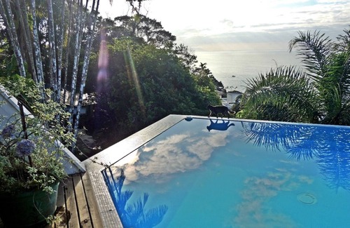 Toninhas House | House with stunning sea views, gated community with total security.
